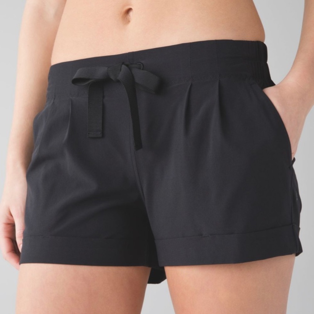 Lululemon Spring Break Away II shorts size 4 (this is smaller Best fit size 2)